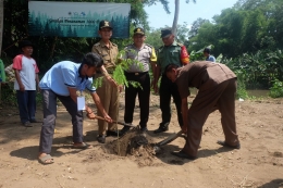 Penanama Pohon Sengon Pertama oleh Mahasiswa UM, Kepala Desa, perwakilan Babinsa, Bapenpol dan Kecamatan Kepanjen