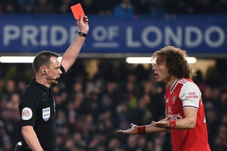 David Luiz saat mendapat kartu merah pada laga pekan ke-24 Liga Inggris antara Chelsea vs Arsenal di Stadion Stamford Bridge, Selasa 21 Januari 2020. (AFP/ DANIEL LEAL-OLIVAS)