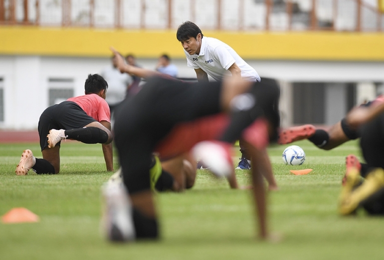 Pelatih Timnas Indonesia Shin Tae-yong memberikan instruksi saat seleksi pemain Timnas Indonesia U-19 di Stadion Wibawa Mukti, Cikarang, Bekasi, Jawa Barat, Senin (13/1/2020). Sebanyak 51 pesepak bola hadir mengikuti seleksi pemain Timnas U-19 yang kemudian akan dipilih 30 nama untuk mengikuti pemusatan latihan di Thailand. (ANTARA FOTO/HAFIDZ MUBARAK A)