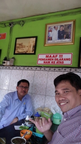 Bersama Aidir Amin Daud di warung coto Senen. | Dok. pribadi