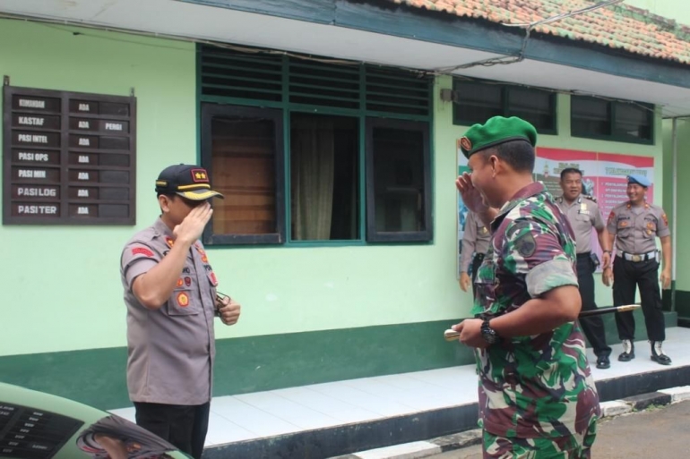 Dandim 0719/Jepara Letkol Suharyanto menyambut Kapolres Jepara AKBP Nugroho Tri Nuryanto di Halaman Kantornya | Dokpri