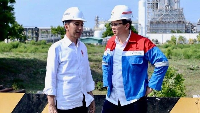Ahok sebagai komisaris utama Pertamina mendampingi Presiden Jokowi di kilang Tuban pada 21 Desember 2019 (foto: Instagram BTP).