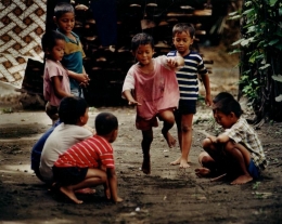 Ilustrasi anak-anak bermain: Good News From Indonesia