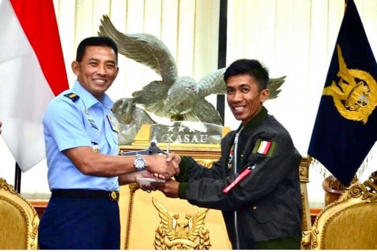 Kepala Staf TNI AU Marsekal TNI Yuyu Sutisna, S.E., M.M bersama Haerul [Sumber: Fb TNI Angkatan Udara ] 