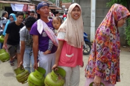 Sejumlah warga sedang mengantre membeli gas ukuran tiga kilogram di Kelurahan Kebon Kelapa, Kota Bogor, Selasa (5/12/2017) (KOMPAS.com/RAMDHAN TRIYADI BEMPAH)