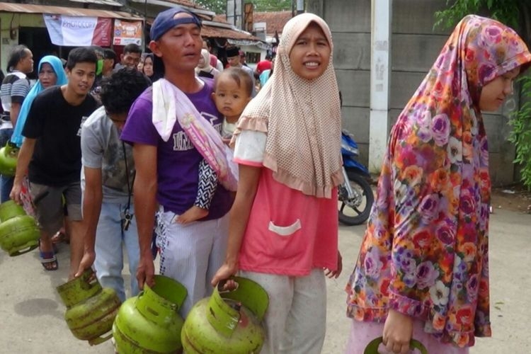 Sejumlah warga sedang mengantre membeli gas ukuran tiga kilogram di Kelurahan Kebon Kelapa, Kota Bogor, Selasa (5/12/2017) (KOMPAS.com/RAMDHAN TRIYADI BEMPAH)