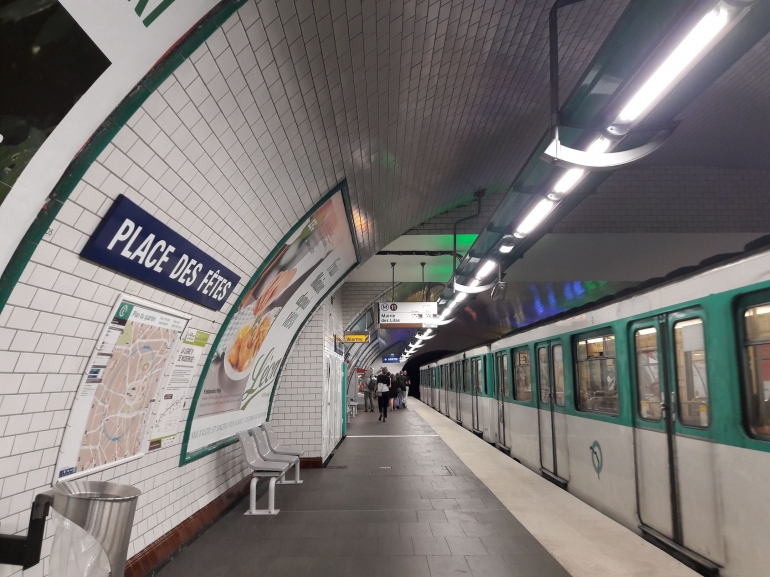 Pemandangan area peron di salah satu stasiun kereta api bawah tanah di Paris, Prancis (foto: Derby Asmaningrum)