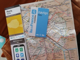 Punya kartu Navigo dan Pocket Map, kota Paris ada di tangan anda untuk dijelajahi (foto: Derby Asmaningrum) 