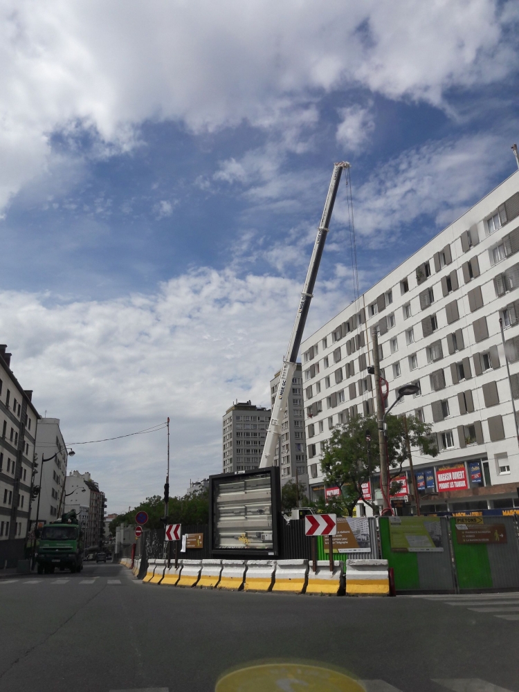 Salah satu sudut kota Paris yang tengah digempur pembangunan modernisasi stasiun métro (foto: Derby Asmaningrum)