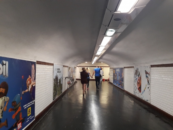 Pemandangan khas koridor stasiun métro (foto: Derby Asmaningrum)