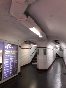 Lorong-lorong yang menjadi salah satu ciri khas stasiun métro Paris. Yuk, main petak umpet (foto: Derby Asmaningrum)