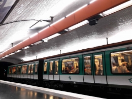 Wajah kereta api bawah tanah kota Paris dengan pintu yang sudah otomatis (foto: Derby Asmaningrum)