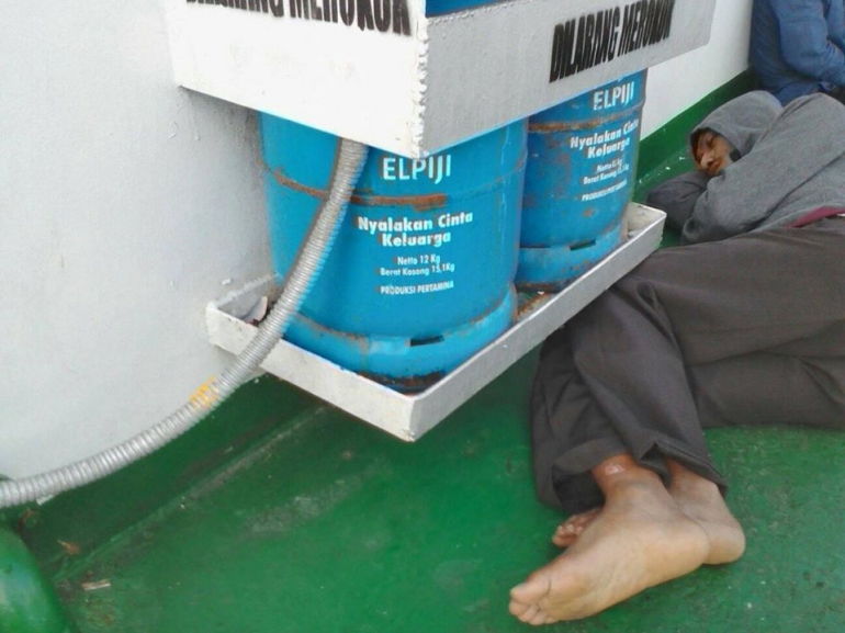 Berbahaya, Penumpang Tidur Disamping Tabung Gas pada Kapal fery KMP Tanjung Burang