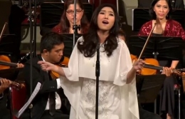 Isyana begitu santai bernyanyi opera (sumber: Youtube/Jakarta Concert Orchestra)