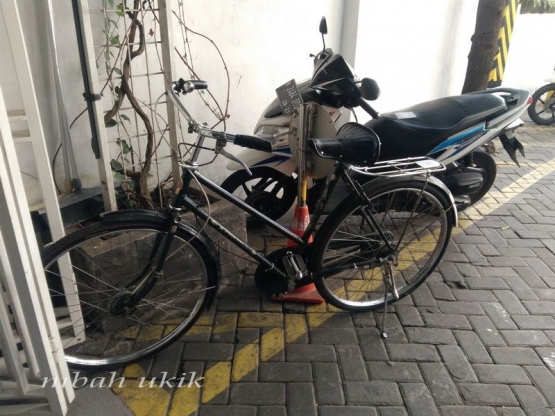 Sepeda jengki di sebuah poliklinik tengah kota Malang. Dokpri