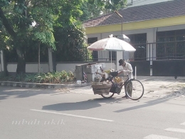 Pedagang pisang keliling dengan sepeda onta lanang di Malang. Dokpri