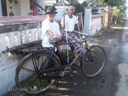 Sepeda onta lanang dengan dua lansia yang sedang berbicang. Desa Pakis Wetan Malang. Dokpri