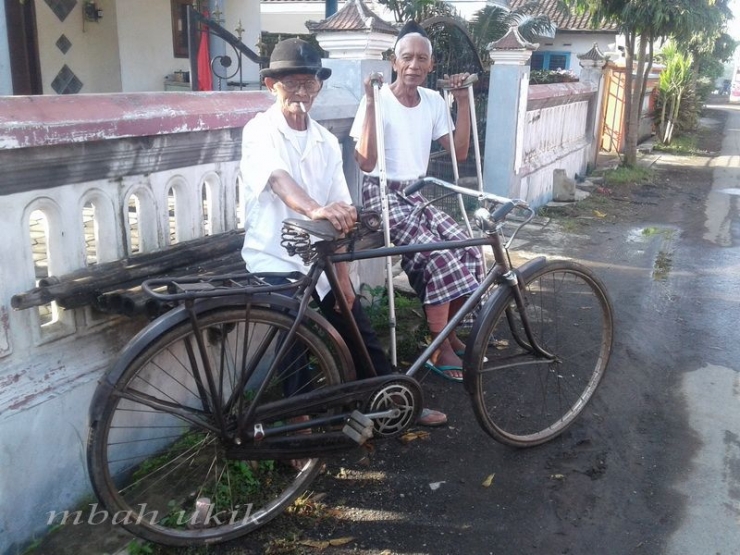 Sepeda onta lanang dengan dua lansia yang sedang berbicang. Desa Pakis Wetan Malang. Dokpri