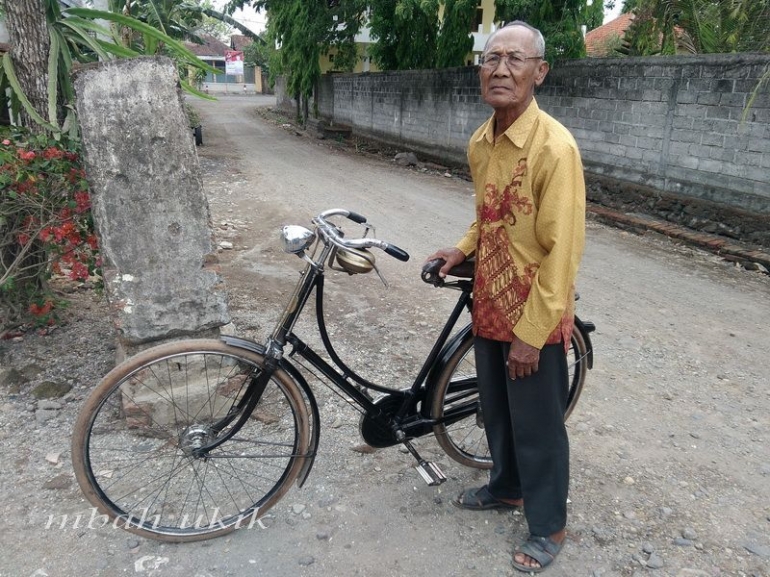 Seorang pensiunan guru di Curahjati, Banyuwangi dengan sepeda Gazelle seharga 8 juta. Dokpri