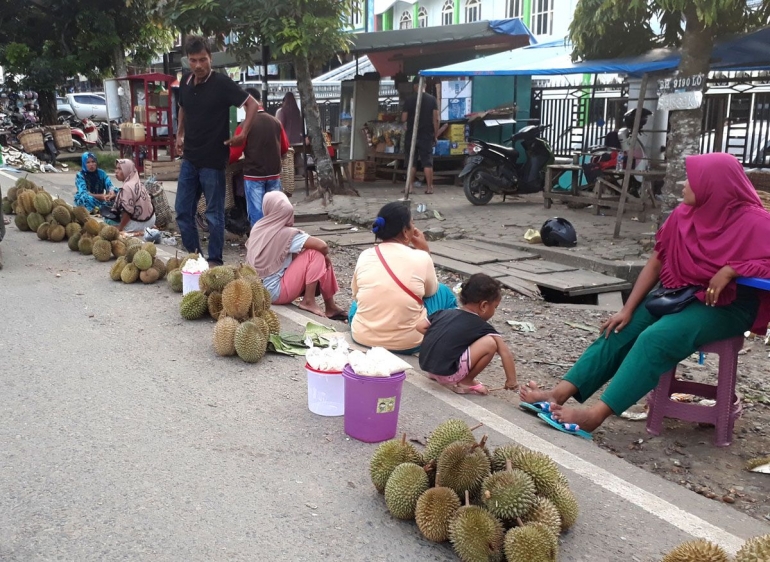 Pedagang durian di Muaro Bungo ini. (Dokpri)