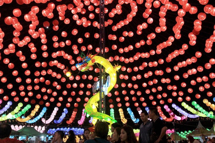 Lampion berbentuk naga dipamerkan dalam Sriwijaya Lantern Festival di Jalan Reziden Abdul Rozak, Kecamatan Ilir Timur III, Palembang, Sumatera Selatan, Kamis (23/1/2020).| Sumber: Kompas.com/Aji YK Putra