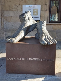 Sebuah replika kaki yang menggambarkan perjalanan Santo Yakobus di kota Santiago de Compostela, Spanyol. (Foto: pribadi).