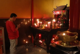 Warga Tionghoa bersembahyang di klenteng Tjong Hok Kiong di malam perayaan Imlek/Foto: Sidoarjonews.id