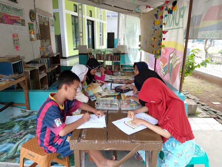 Pukinas Corner Taman Baca di Pinggir Rumah yang Pukinas Corner Taman Baca di Pinggir Rumah yang