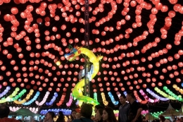 Lampion berbentuk naga dipamerkan dalam Sriwijaya Lantern Festival di Jalan Reziden Abdul Rozak, Kecamatan Ilir Timur III, Palembang, Sumatera Selatan, Kamis (23/1/2020). Festival yang menampilkan 10.000 lampion tersebut digelar untuk menyambut perayaan Imlek yang jatuh pada 25 Januari mendatang. (KOMPAS.com/Aji YK Putra)