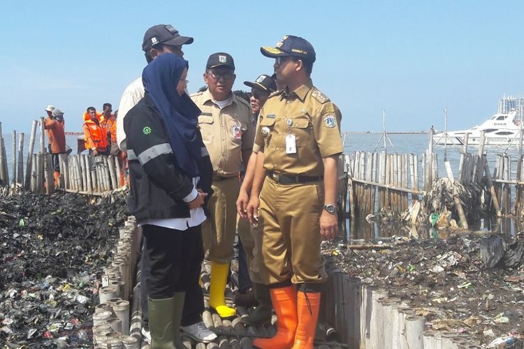 Gubernur DKI Jakarta Anies Baswedan meninjau lokasi lautan sampah di Muara Angke, Jakarta Utara, Senin (19/3/2018).(KOMPAS.COM/Ardito Ramadhan D)
