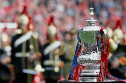 Trofi Piala FA. (Sumber: IAN KINGTON/AFP)