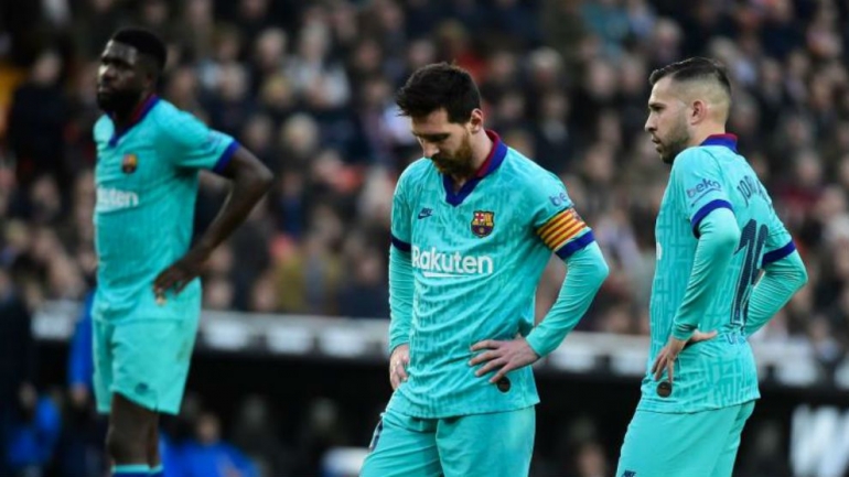 Lionel Messi dan kawan-kawan, kalah di kandang Valencia di Liga Spanyol pada Minggu (25/1) malam. Ini kekalahan pertama Barca di era Quique Setien/Foto: Marca/AFP