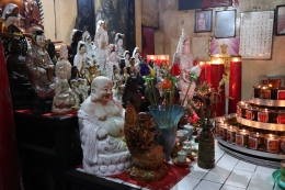 Altar Sakyamuni Budha, para Budha dan Bodhisattva Buddhis. Sumber gambar: dok.pribadi