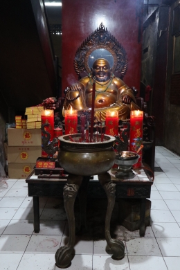 Patung Budha tersenyum menjadi salah satu ciri khas di Kelenteng ini. Sumber gambar: dok.pribadi