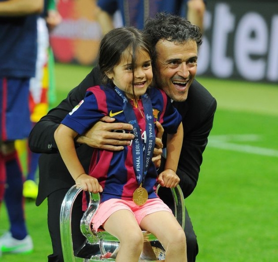 Luis Enrique dan Xana rayakan juara Liga Champions di musim debut bersama Barcelona. | Sumber gambar: Huffingtonpost.it
