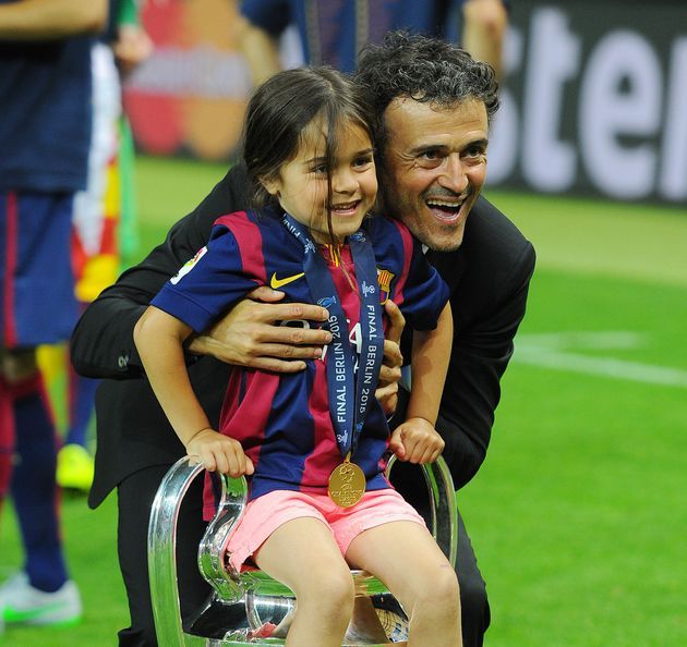 Luis Enrique dan Xana rayakan juara Liga Champions di musim debut bersama Barcelona. | Sumber gambar: Huffingtonpost.it