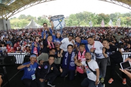 Erick Thohir dan para suporter Persib Bandung berkumpul di Lapangan Sabilulungan, Kabupaten Bandung, Jawa Barat, Sabtu (30/3/2019).(Dok. Bandung Ngahiji via KOMPAS.com)