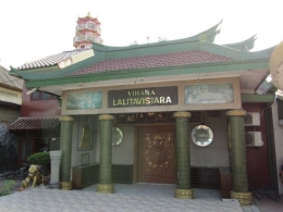 Bagian depan Vihara Lalitavistara dengan latar belakang menara pagoda bertingkatnya. Sumber foto: dok.pribadi