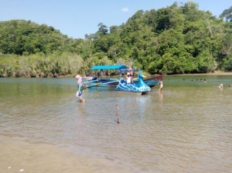 Sisi kiri pantai yang aman untuk bermain air