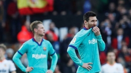 Messi melihat suasana di Estadio Mestalla (25/1). | Sumber gambar: Reuters