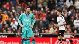 Messi terlihat tak bahagia dengan situasi pertandingan di Estadio Mestalla (25/1). Sumber gambar: Reuters