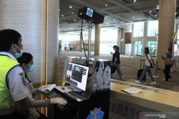 Petugas mengawasi thermal scanner di Bandara Internasional Ngurah Rai Bali (Antara/Fikri Yusuf)