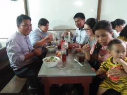 Bersama teman makan Mie Goyang di Pajak Horas Siantar (Dokumentasi pribadi))