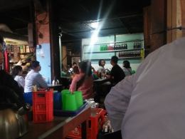 suasana ramai di kios Mie Goyang Pak Yusuf Purba di Pajak Horas Siantar (Dokumentasi pribadi)