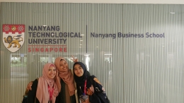 Tiga peserta Fully Funded Comparative Study 2020 berfoto bersama di Nanyang Technological University Singapore, (8/1). | dokpri