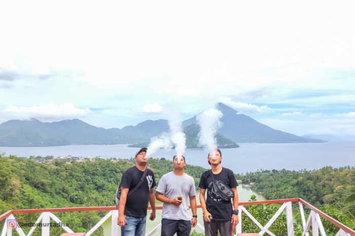 Foto dengan 3 pemandangan sekaligus: Danau, Laut, Pulau