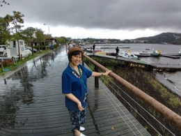 Dokumentasi pribadi | Perahu2 angsa itu berada tepat di belakangku. Jika cuaca cerah, aku ingin berkeliling di Yamanaka Lake ini, dengan perahu angsa. Sayang, gerimis meyambut kami disana .....