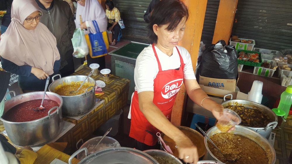 Bu Jum dengan Jenang 8 Rasa buatannya (dok. pri).