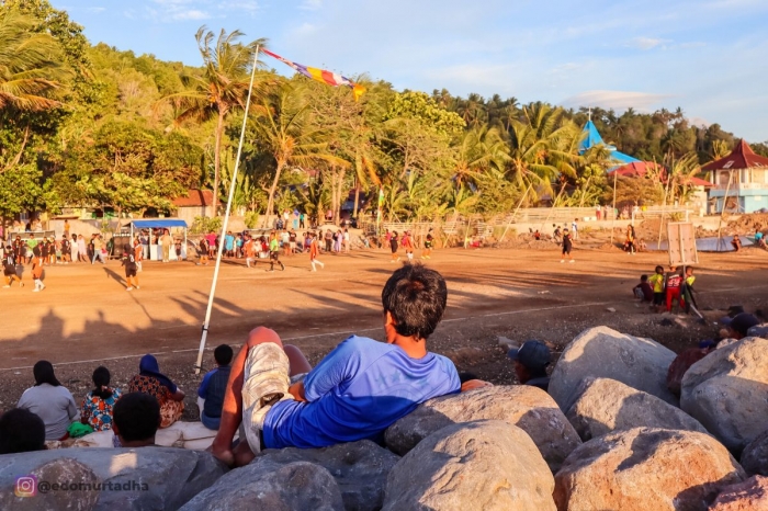 Menyaksikan pertandingan bola sembari menuggu sunset