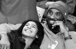 Gianna dan Kobe Bryant saat bersama menyaksikan salah satu laga NBA I Gambar: givemesport.com